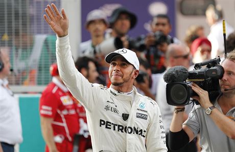 Lewis Hamilton se usmívá po vyhrané kvalifikaci na Velkou cenu Malajsie.