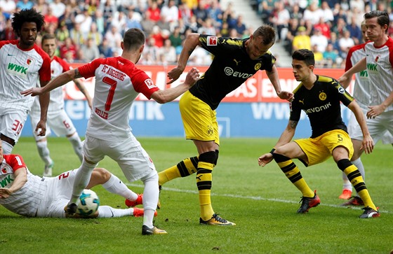 Andrij Jarmolenko z Borussie Dortmund skóruje v utkání s Augsburgem.