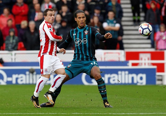 Virgil van Dijk ze Southamptonu (vpravo) odehrává míč před Xherdanem Shaqirim...