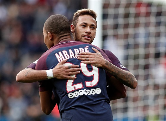 Kylian Mbappé s Neymarem slaví estý gól Paris Saint-Germain v síti Bordeaux.