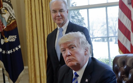 Americký prezident Donald Trump a ministr zdravotnictví Tom Price (v pozadí)....