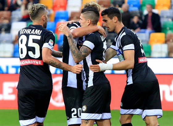 Radost fotbalist Udinese ze vsteleného gólu proti Sampdorii Janov.