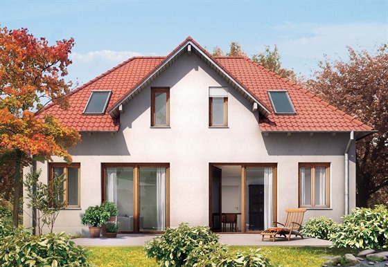 Česká klasika: sedlová střecha, světlá fasáda, plastová okna s rámy v dekoru...