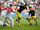 Andrij Jarmolenko z Borussie Dortmund skóruje v utkání s Augsburgem.