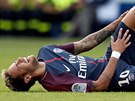 Neymar se svíjí v bolestech v zápase Paris Saint-Germain proti Bordeaux.