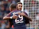 Kylian Mbappé s Neymarem slaví estý gól Paris Saint-Germain v síti Bordeaux.