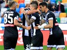 Radost fotbalist Udinese ze vsteleného gólu proti Sampdorii Janov.