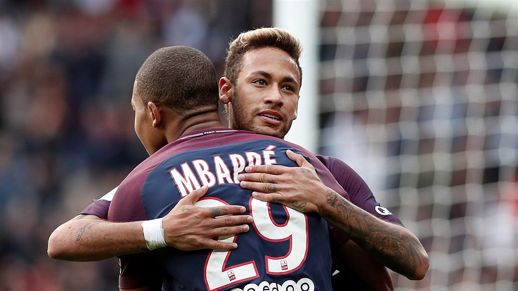 Kylian Mbappé s Neymarem slaví šestý gól Paris Saint-Germain v síti Bordeaux.