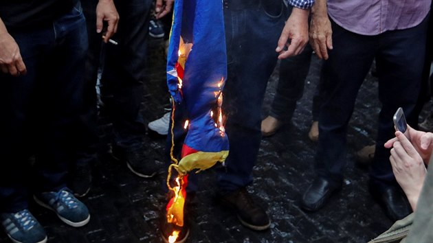 Mu pl Esteladu - katalnskou separatistickou vlajku, bhem demonstrace za spojen panlsko. (30. z 2017)