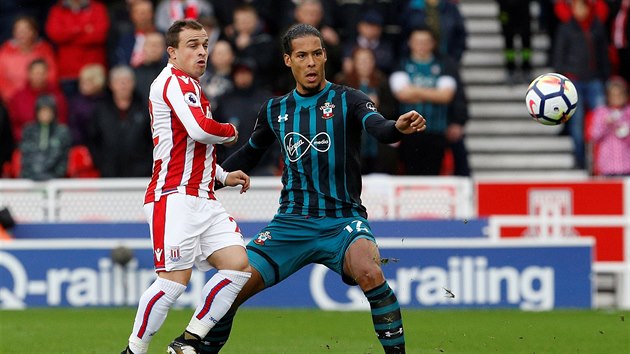 Virgil van Dijk ze Southamptonu (vpravo) odehrává míč před Xherdanem Shaqirim ze Stoke City.
