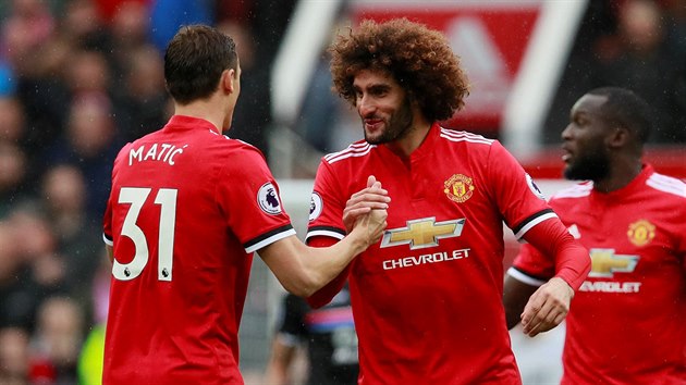 Marouane Fellaini z Manchesteru United slav gl v sti Crystal Palace se spoluhrem Nemanjou Matiem.