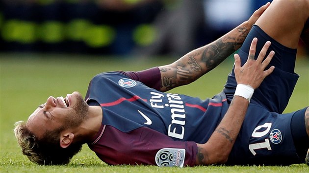 Neymar se svj v bolestech v zpase Paris Saint-Germain proti Bordeaux.