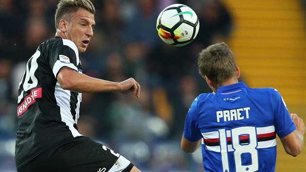 Maxi Lopez a Dennis Praet v akci bhem zpasu italsk ligy mezi Udinese a Sampdori.