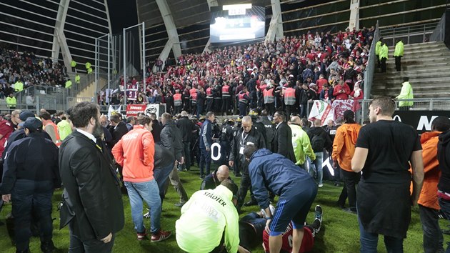 NETST V AMIENS. Bhem fotbalovho utkn francouzsk ligy se ztil plot v sektoru fanouk Lille. Zchrani a hasii oetovali zrann.