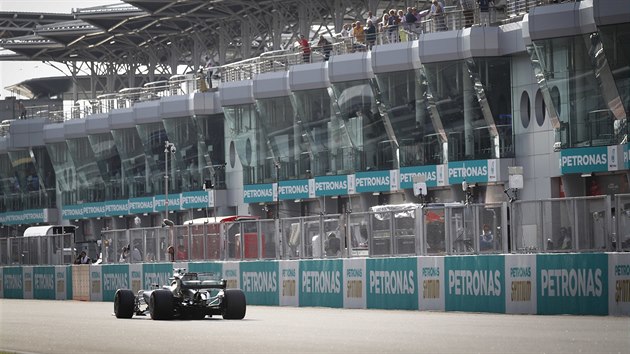 Lewis Hamilton bhem kvalifikace na Velkou cenu Malajsie