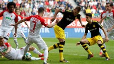 Andrij Jarmolenko z Borussie Dortmund skóruje v utkání s Augsburgem.