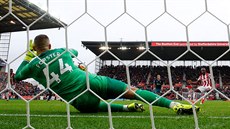 Gólman Southamptonu Fraser Forster zasahuje proti penalt Saida Berahina ze...