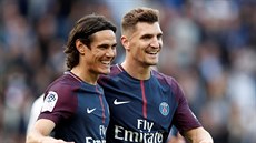 Thomas Meunier (vpravo) a Edinson Cavani z Paris Saint-Germain oslavují gól v...