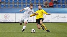 Jan Navrátil ze Slovácka (vlevo) v souboji o mí� s karvinským Luká�em Budínským.