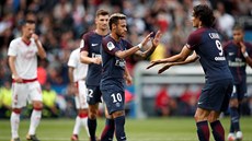 Neymar (vlevo) a Edinson Cavani slaví gól Paris Saint-Germain v utkání proti...