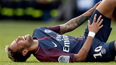 Neymar se svíjí v bolestech v zápase Paris Saint-Germain proti Bordeaux.