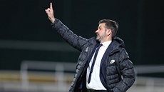 Trenér Sparty Andrea Stramaccioni rozdává pokyny bhem utkání s Duklou.