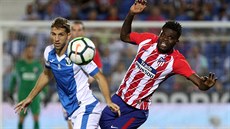 Thomas (vpravo) z Atletika Madrid se ene za míem pes Darka Brasanace z...