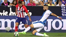 Dimitrios Siovas z Leganes (vpravo) se sna�í skluzem p�ipravit o mí� Luciana...