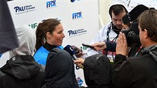 Kateina Kudjová odpovídá novinám po pátém míst z mistrovství svta v Pau.