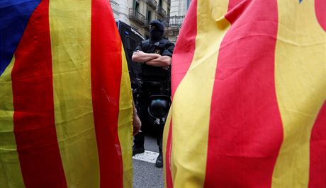 Barcelona: Demonstrace proti zásahu panlské policie bhem referenda o...