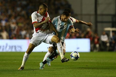 Paolo Guerrero /vlevo) z Peru zkouí oddlit od míe Lionela Messiho z...
