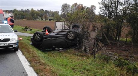 U obce Liov idi nezvládl ízení a vyjel mimo silnici, kde se auto pevrátilo...