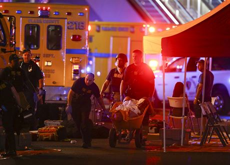 Policie zasahuje na koncert v Las Vegas, kde stelec zabil destky lid. (2....