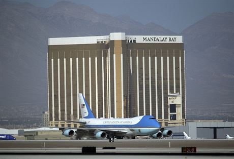 Air Force One s prezidentem Trumpem pistv na letiti v Las Vegas a mj...