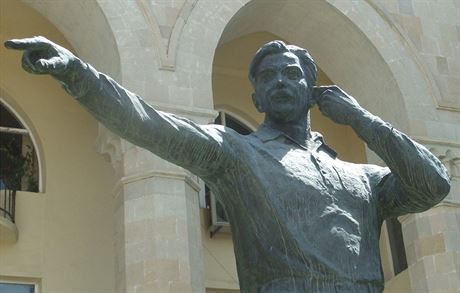 Socha Tofika Bachramova stojí ped stadionem v Baku, který je pojmenován práv...