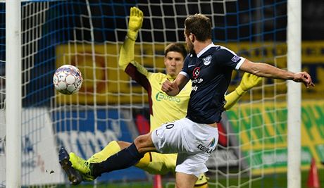 Ústecký branká Marián Tvrdo likviduje ance Slovácka v domácím poháru, prvoligista pesto vyhrál 2:0