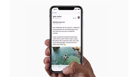 iPhone X se pyní OLED panelem tém pes celé ele