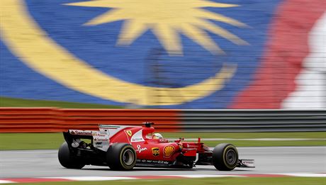 Sebastian Vettel bojuje ve Velké cen Malajsie.