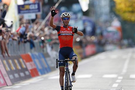 Vincenzo Nibali slaví triumf v závodu Kolem Lombardie.