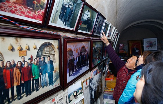 Lidé se dívají na fotografie Si in-pchinga v jeskynním dom, kde Si in-pching v mládí il, Liang-ia-che. (22. íjen 2016) 