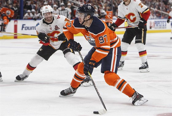 Troy Brouwer z Calgary sleduje Connora McDavida z Edmontonu.