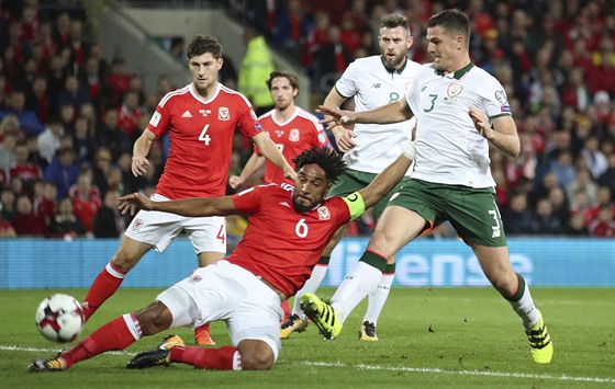 TVRDÝ BOJ. Ve skluzu je kapitán Walesu Ashley Williams, vpravo dotírá Ciaran...