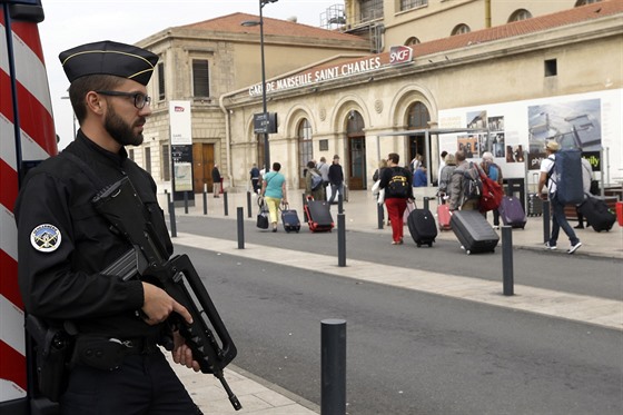Policista hlídkuje u nádraí v Marseille poté, co tam pachatel ubodal dv eny...