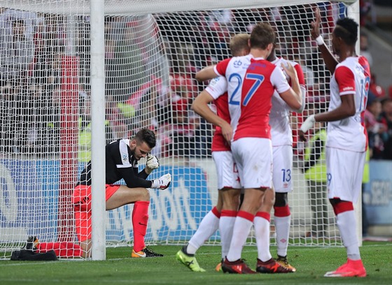 Brnnský gólman Pavel Halouska po druhém gólu Slavie.