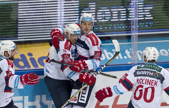 Pardubický Vladislav Bojko (druhý zprava) v objetí spoluhrá po gólu v síti...