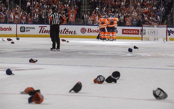 Hokejisté Edmontonu gratulují Connoru McDavidovi k dosaení hattricku.