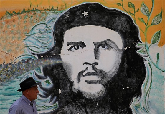 Che Guevara shlíí na obyvatele provincie Vallegrande v Bolívii (9. íjna 2017)