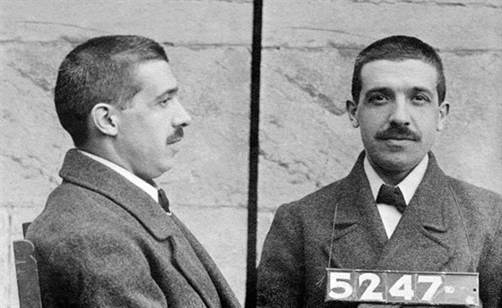 Carlo Ponzi na policejních snímcích z dvacátých let. To byl již jeho finanční...