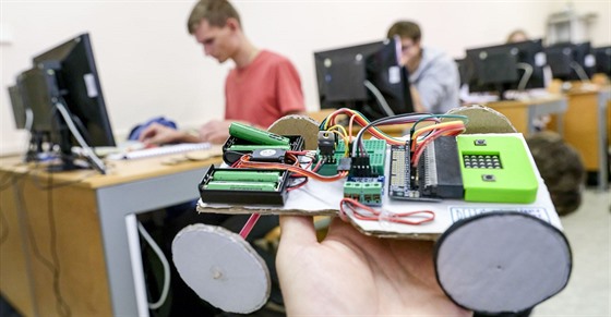 Střední škola Delta učí žáky stavět a programovat auta na dálkové ovládání.