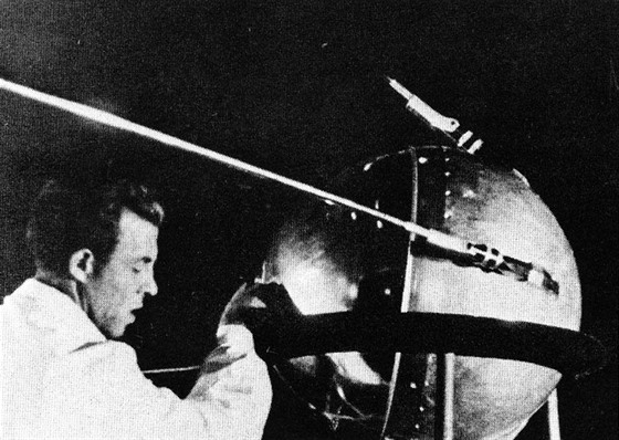 Sputnik 1 byl první člověkem vytvořený objekt ve vesmíru. Družici tvořila koule...